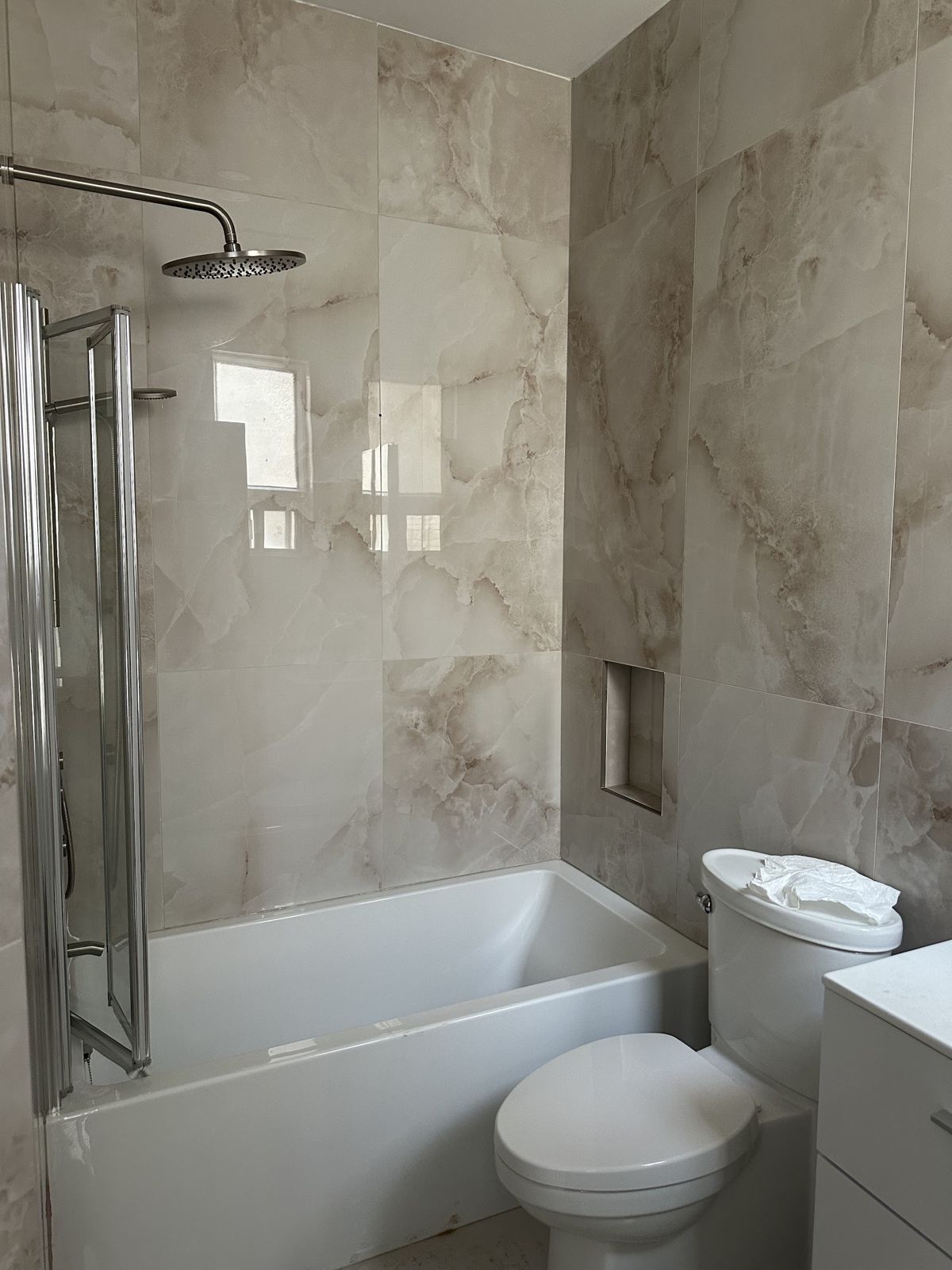 Salle de bain effet marbre avec baignoire